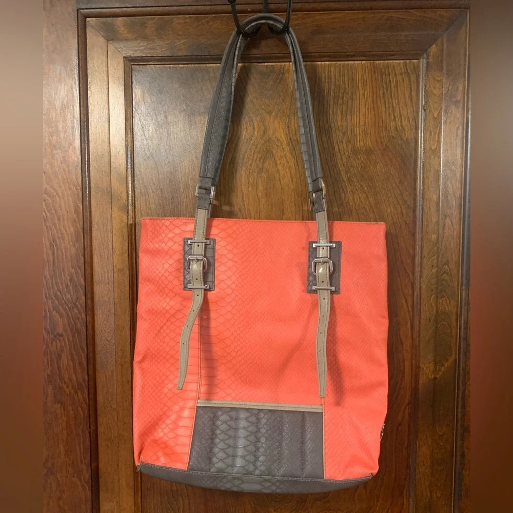 Vera Wang coral/grey purse - Picture 2 of 6
